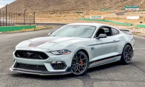 Szary Ford Mustang Mach 1 na torze wyścigowym. Zastanawiasz się, ile kosztuje koń Mustang? Ten model to marzenie wielu kierowców.